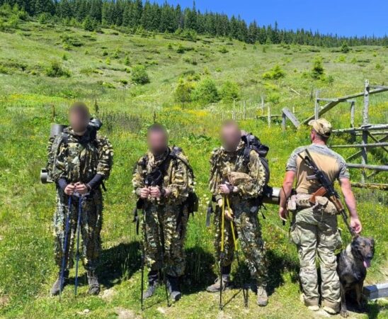 Замаскувались під туристів: троє чоловіків із Дніпропетровщини намагалися перейти кордон