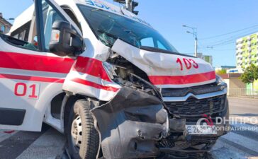 У Дніпрі «швидка» потрапила в ДТП: автомобіль влетів у натовп людей