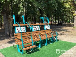 Перша в Україні інноваційна спортивна лавка встановлена у Дніпрі