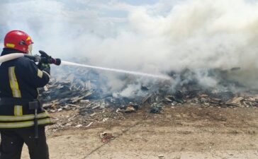 У Жовтих Водах третю добу намагаються загасити загоряння на полігоні твердих побутових відходів