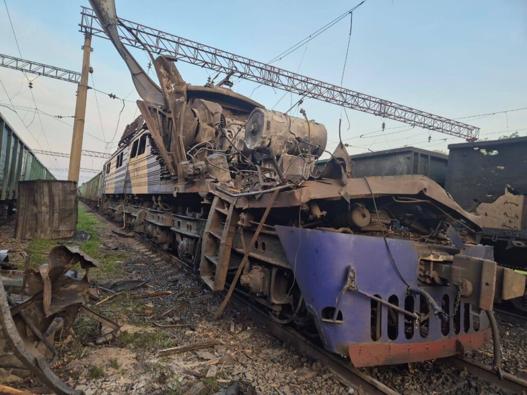 На Дніпропетровщині ворог поцілив у електровоз