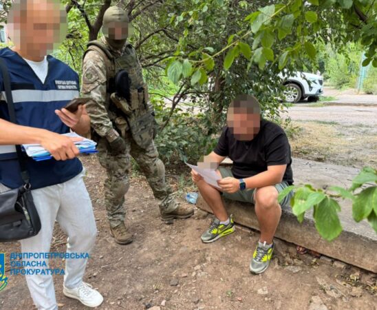 17 тис доларів за «інвалідність»: на Криворіжжі голова фонду обіцяв чоловікові вільний виїзд із країни