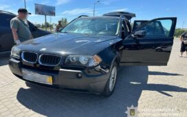 організували схему продажу авто, ввезених як гуманітарна допомога для військових